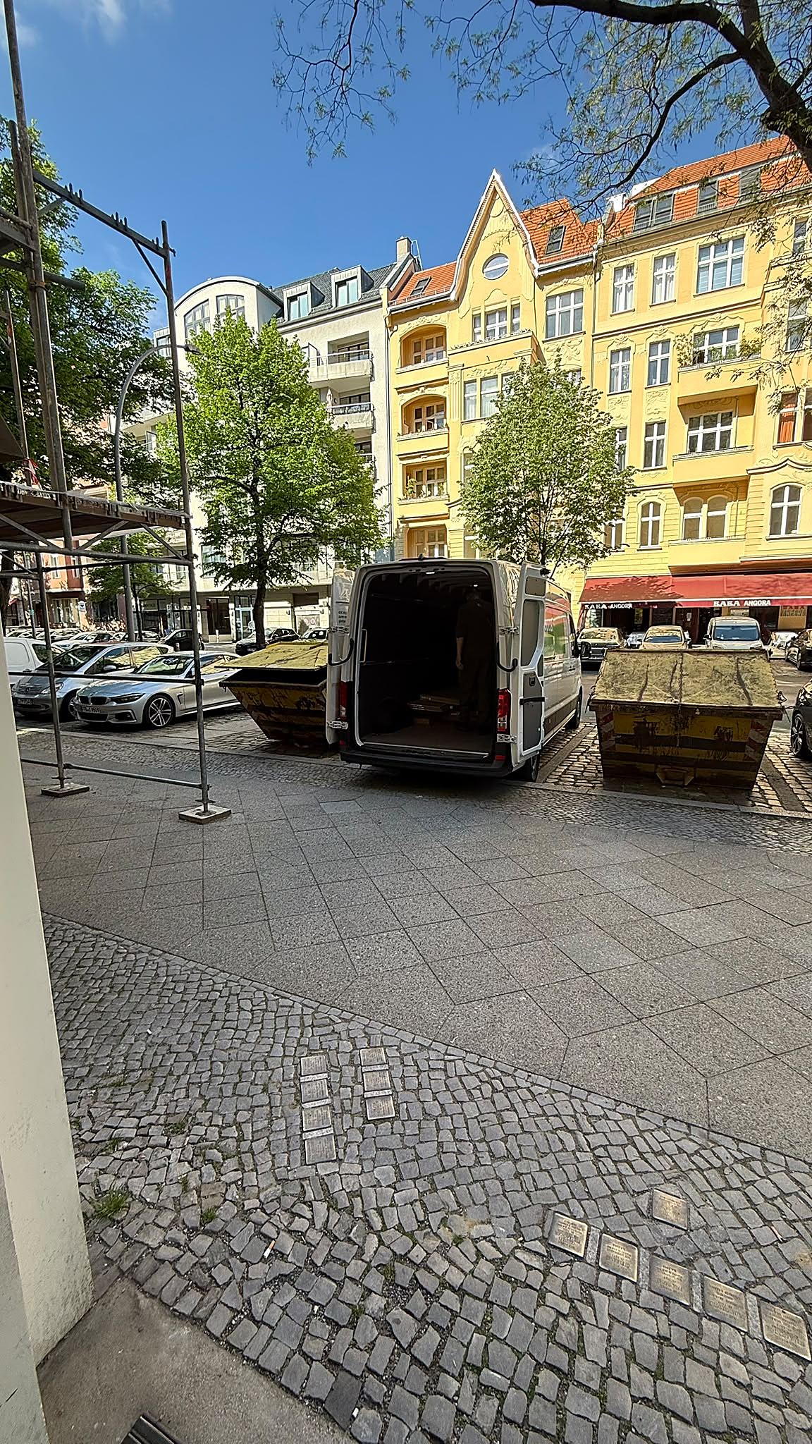 Transporter von Bälz Entrümpelungen im Einsatz, bereit zum Beladen