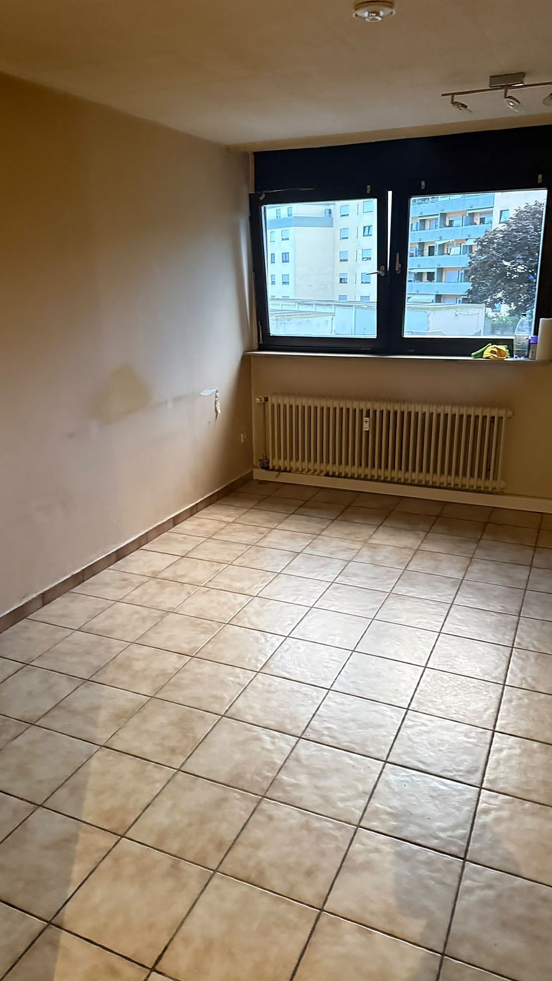 Dasselbe Zimmer nach der Räumung, leer und besenrein