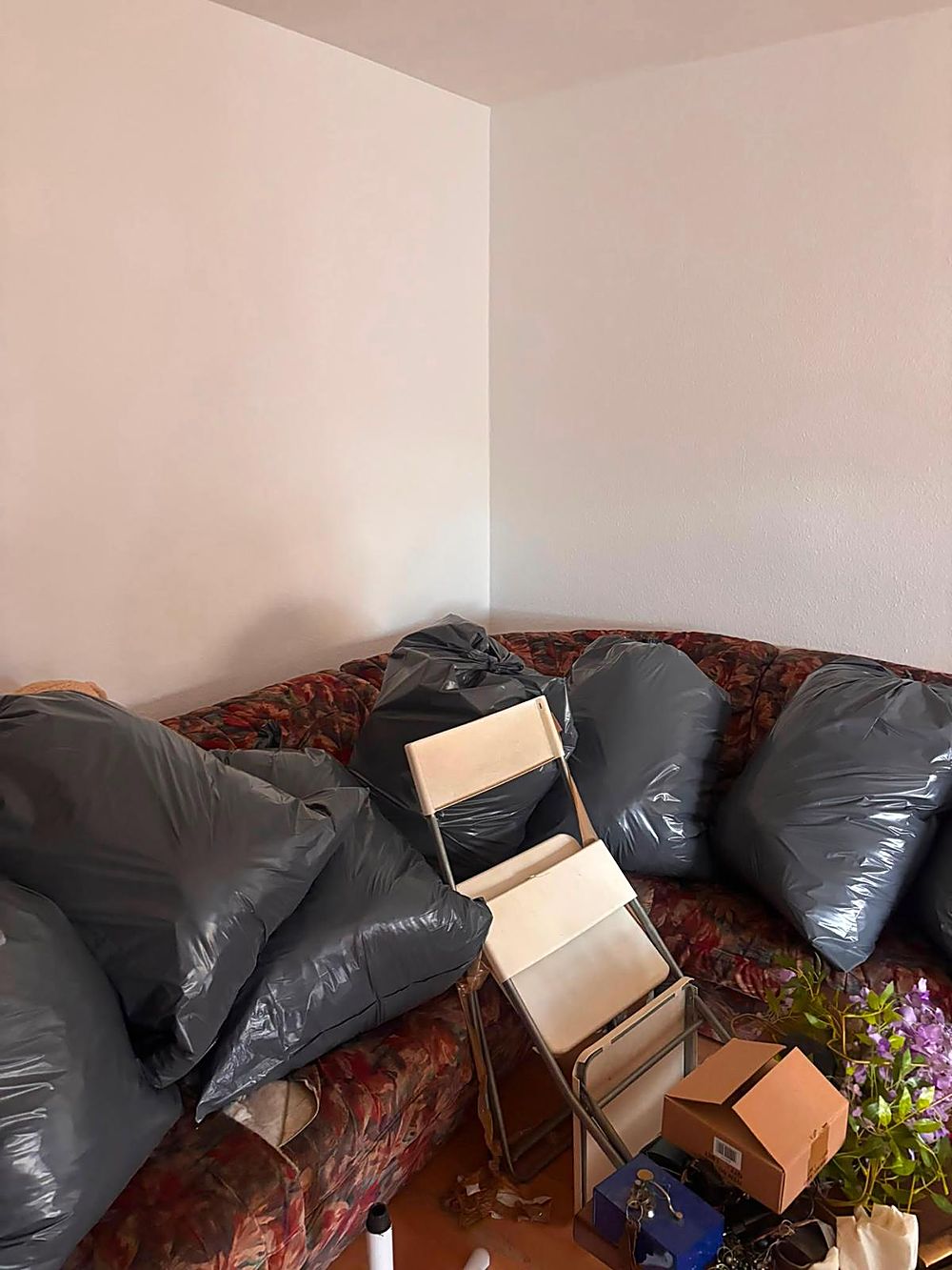 Gepackte Säcke auf einem Sofa, bereit für die Abholung