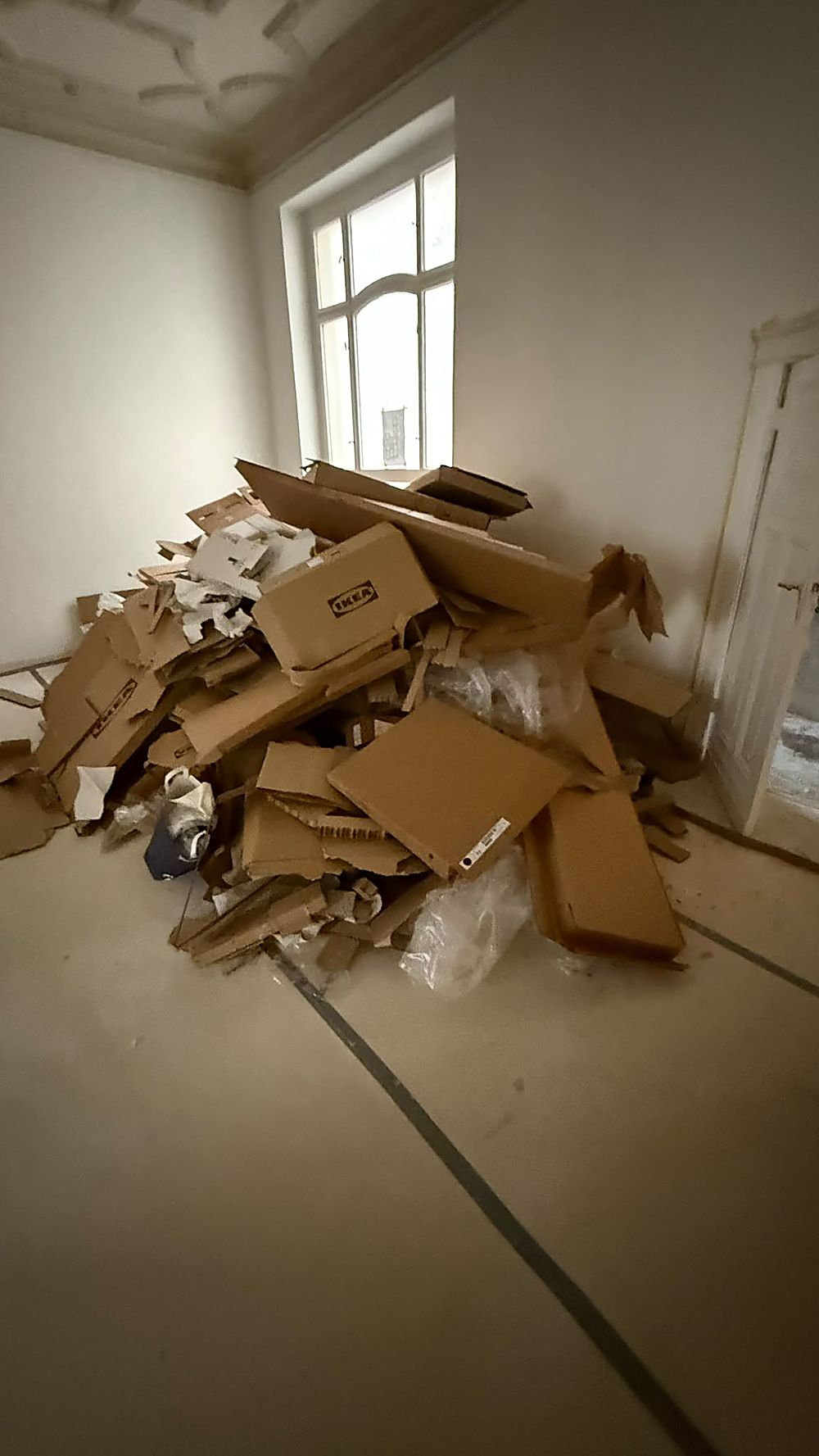 Material wird während der Räumung zusammengetragen