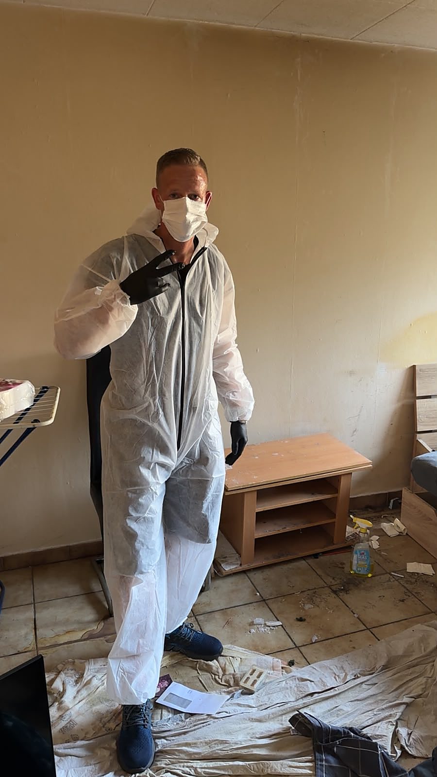 Stephan Bälz im Schutzanzug bei einem Räumungseinsatz