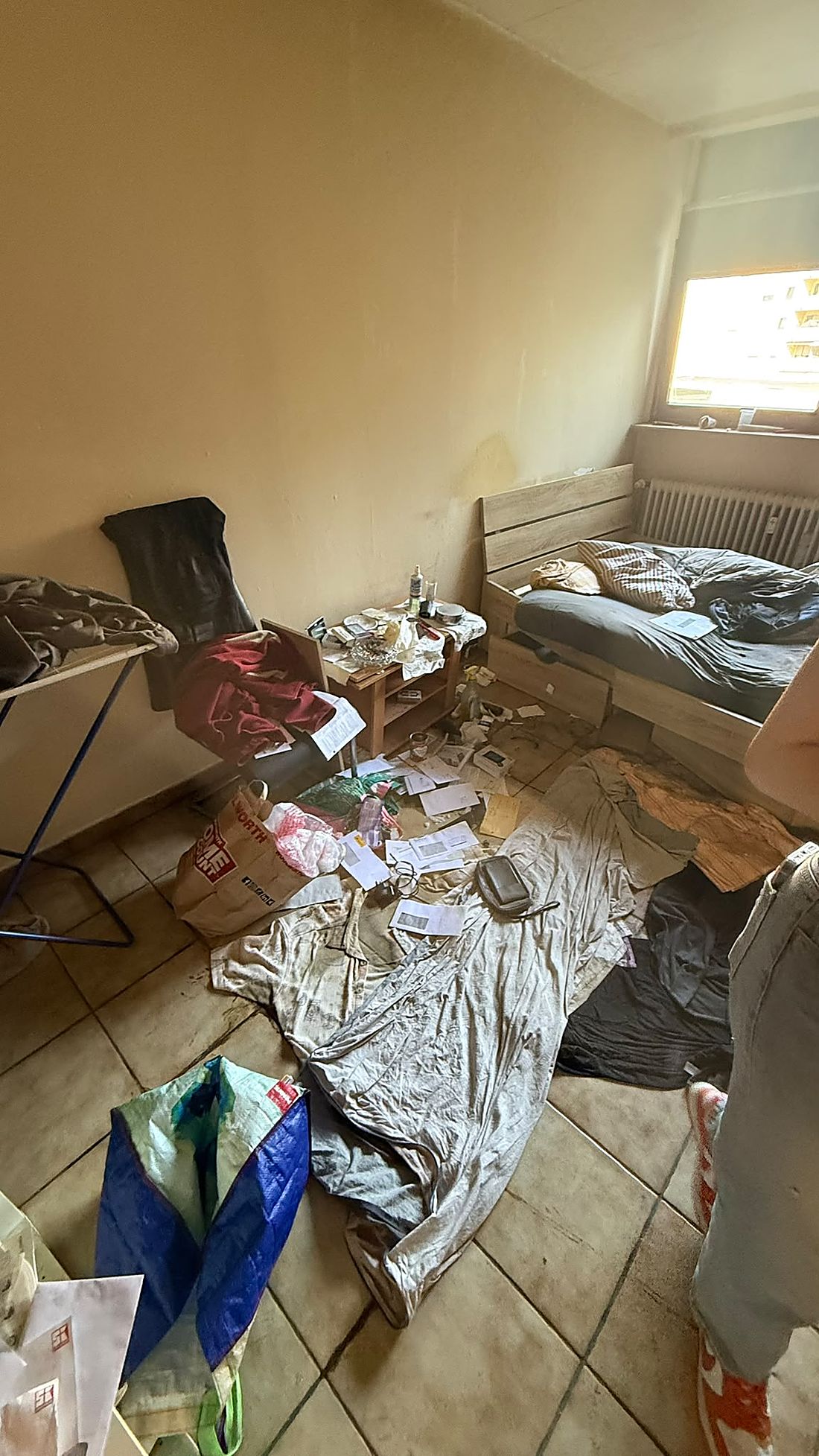 Zimmer vor der Räumung, vollgestellt mit Möbeln und Gegenständen